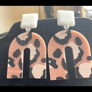 Hottest 🔥 TREND In Accessories 🔥 Animal Print “U” & PINK 💖